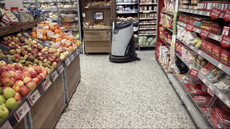 Utvald bild för “ICA Träffpunkten växlar över till autonom städning”